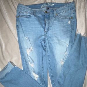 Universal Thread size 8 light wash skinny jeans with rips